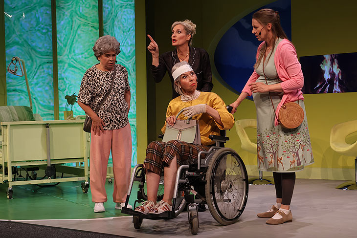 Himmlische Zeiten - Ursula Berlinghof, Bianca Karsten, Patricia Hodell, Bianca Spiegel Szenenfoto ©Foto: Komoedie im Bayerischen Hof  